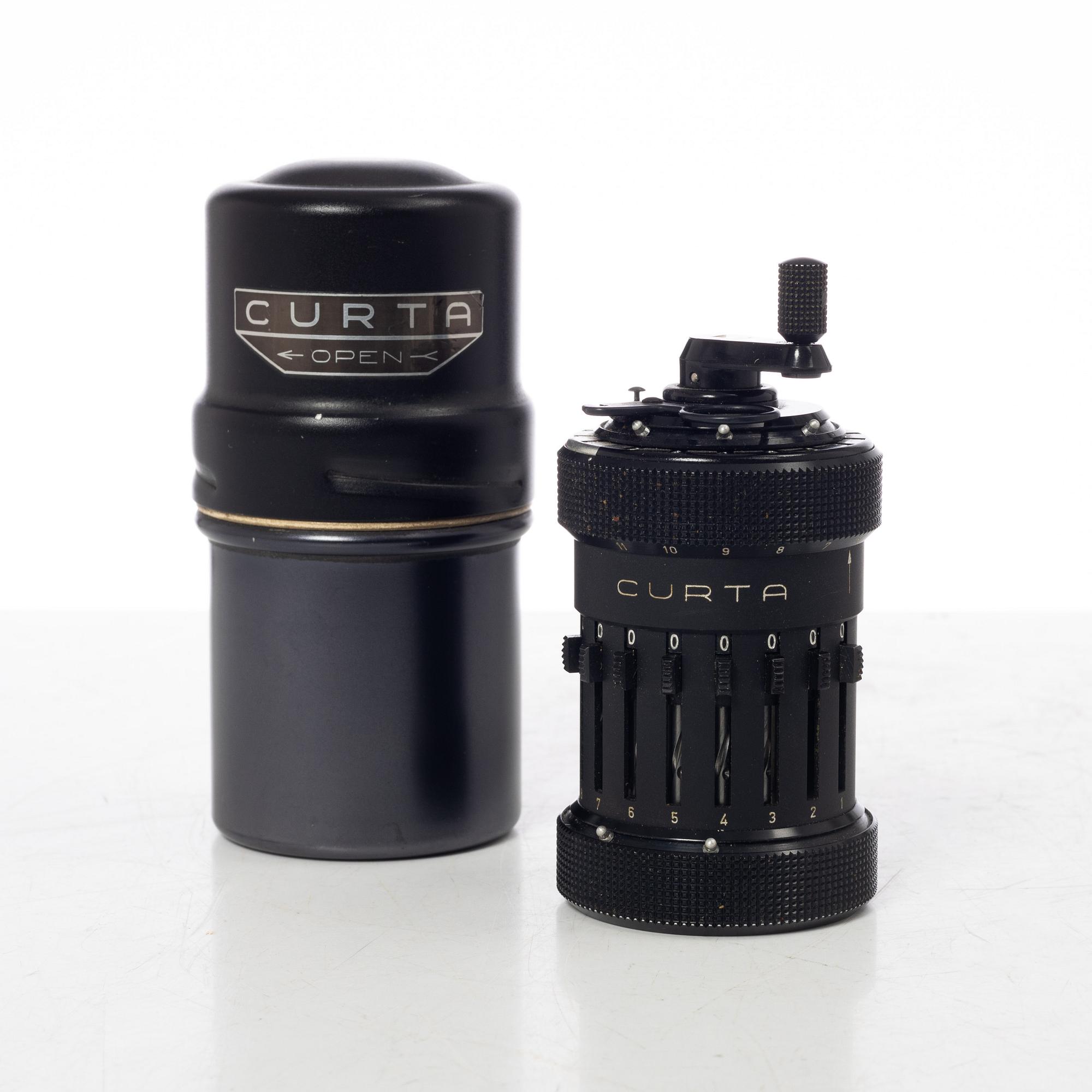Räknemaskin, "Curta, Type I", utvecklad av Curt Herzstark, Contina AG Mauren, Lichtenstein, formgiven 1947.
