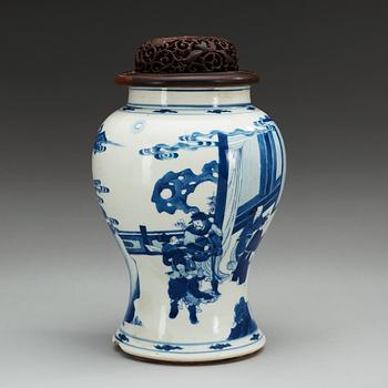 A blue and white jar, Qing dynasty, Kangxi (1662-1722).