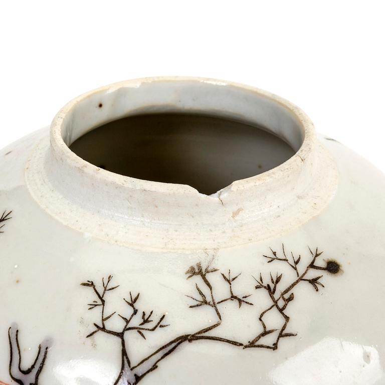 An 19th century chinese porcelain jar with lid.