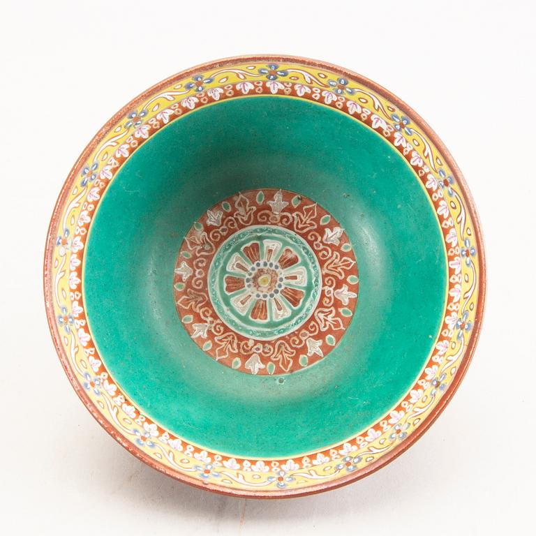 A Chinese Bencharong porcelain bowl around 1800.