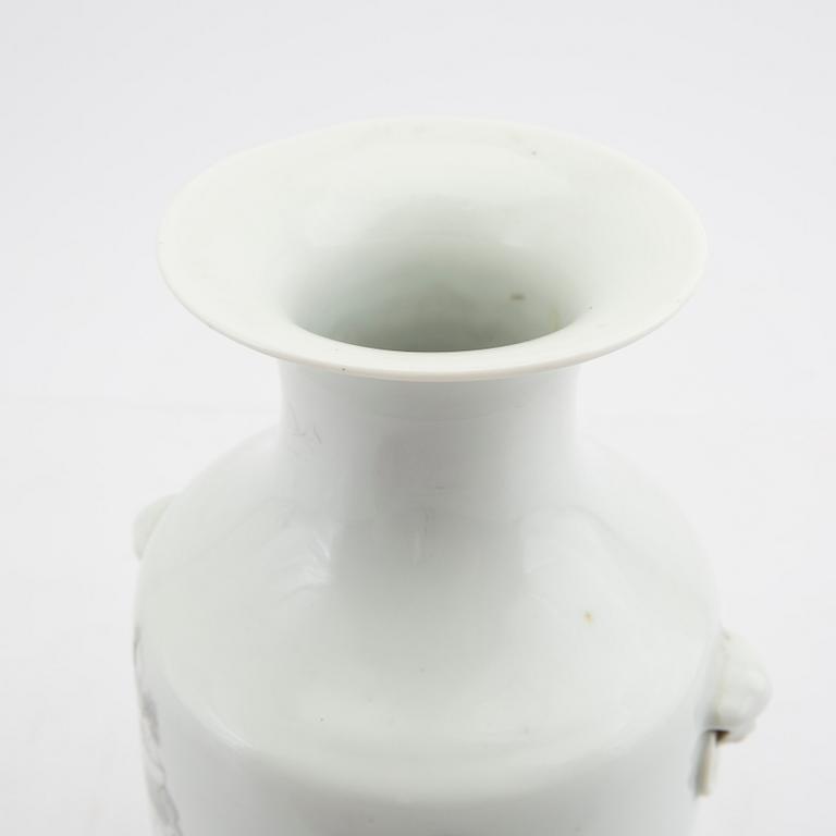 A Chinese porcelain vase 20th century.