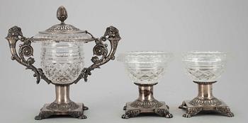 SENAPSSKÅL SAMT ett par SALTKAR, silver, glas, senempire, troligen Frankrike, 1800-talets första hälft.