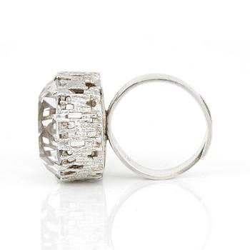 RING, med fasetterad bergkristall, ca 24 ct, 'BBH', Köping, 1973.