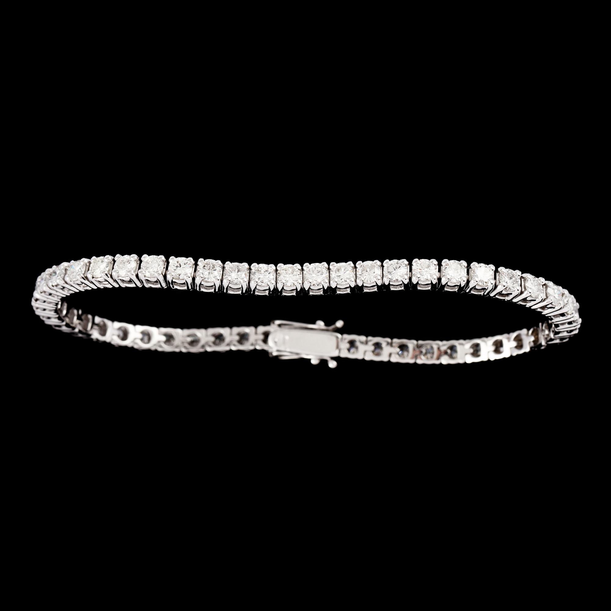 ARMBAND, 18k vitguld med briljantslipade diamanter, 6.42 ct. Vikt 19,1 g.