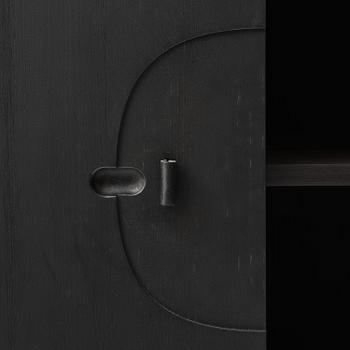 Mathieu Gustafsson, skåp, prototyp, "Tecknaren", utfört av snickarmästarna Markus Karlbom & Hannu Hietamäki, Burhult, 2024.