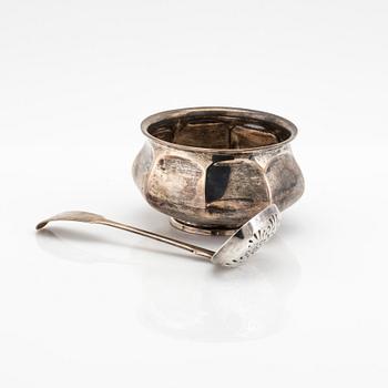 Goldsmiths & Silversmiths Co Ltd, sockerskål silver, London 1911, samt William Robert Smily ströare, silver, London 1868.