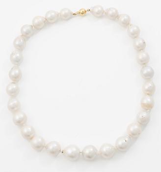 Necklace with cultured baroque freshwater pearls and an 18K gold clasp.