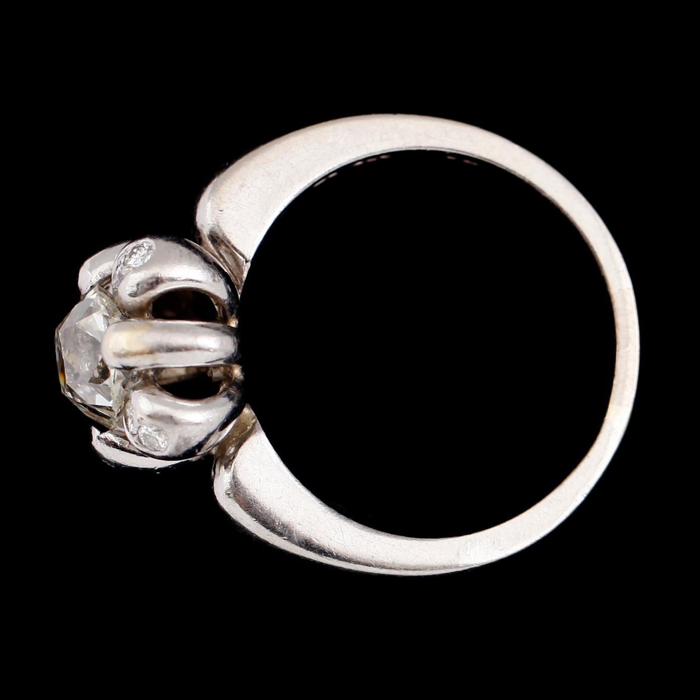 RING, platina, diamant ca 1.70 ct, 4 mindre briljanter.