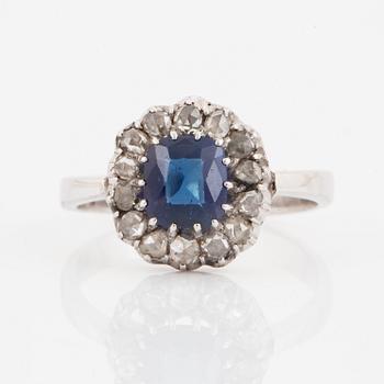RING, Carmoséring med safir och rosenslipade diamanter.