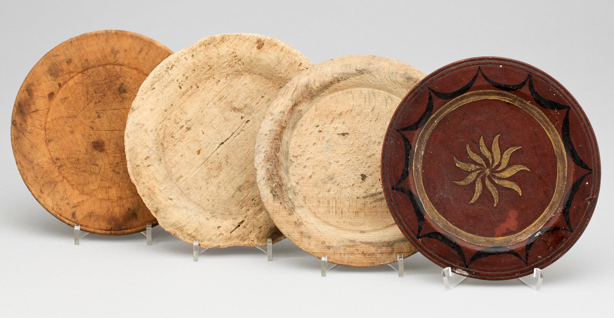 TALLRIKAR, 4 st, trä, allmoge, 1800-tal.