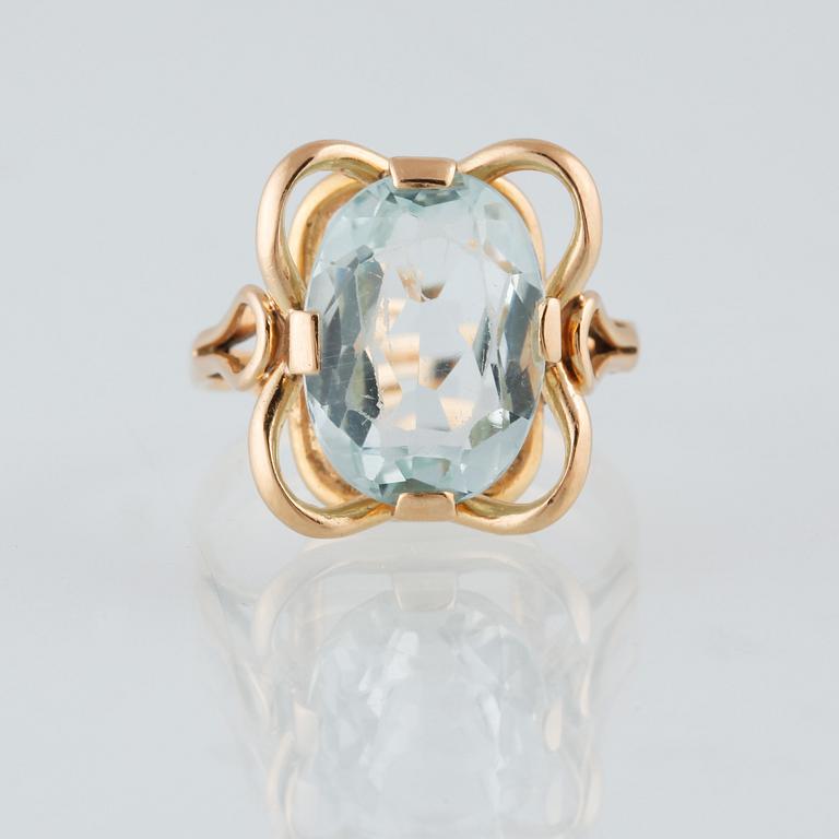 RING, 18K guld med fasettslipad blå pastesten, stämplad WKn, Göteborg. Vikt 5,0 gram.