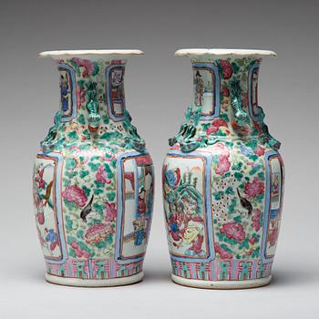 VASER, ett par, porslin. Qingdynastin, 1800-tal.