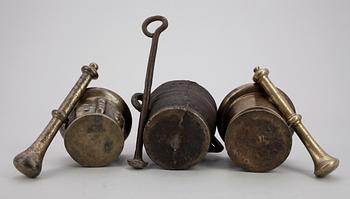 MORTLAR, mässing  och gjutjärn, 3 st, 1600/1700-tal.