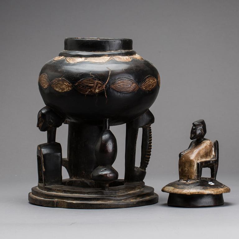 URNA MED LOCK, trä, etnografika.