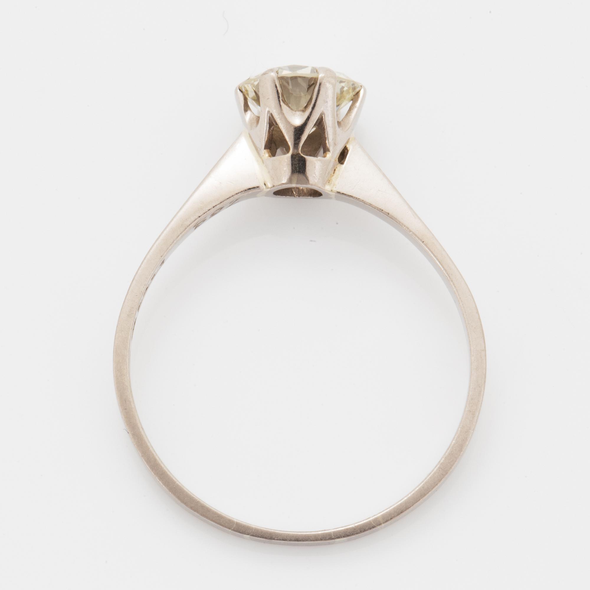 1,38 ct brilliant-cut diamond ring.