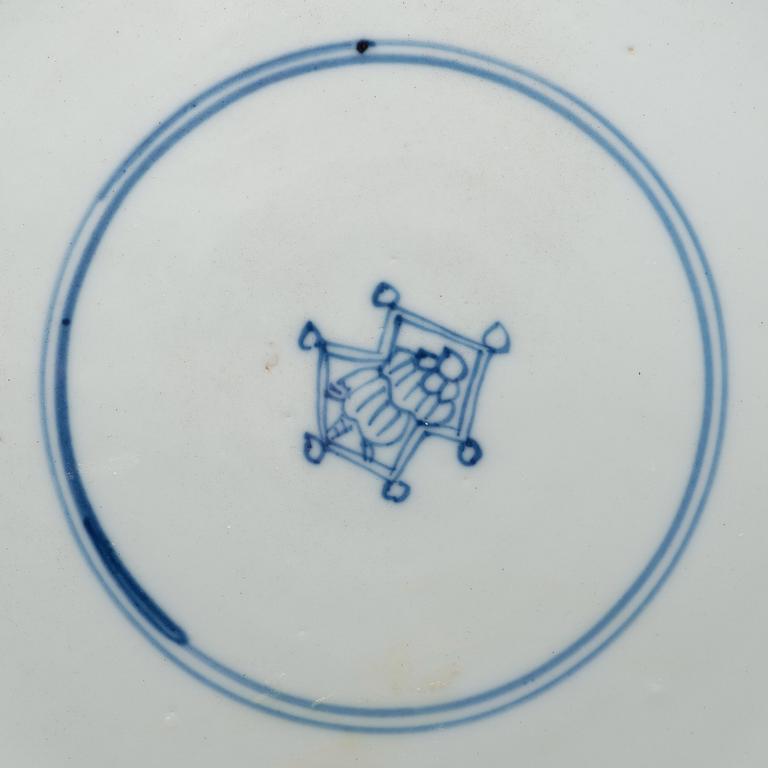 A blue and white dish, Qing dynasty, Kangxi (1662-1722).