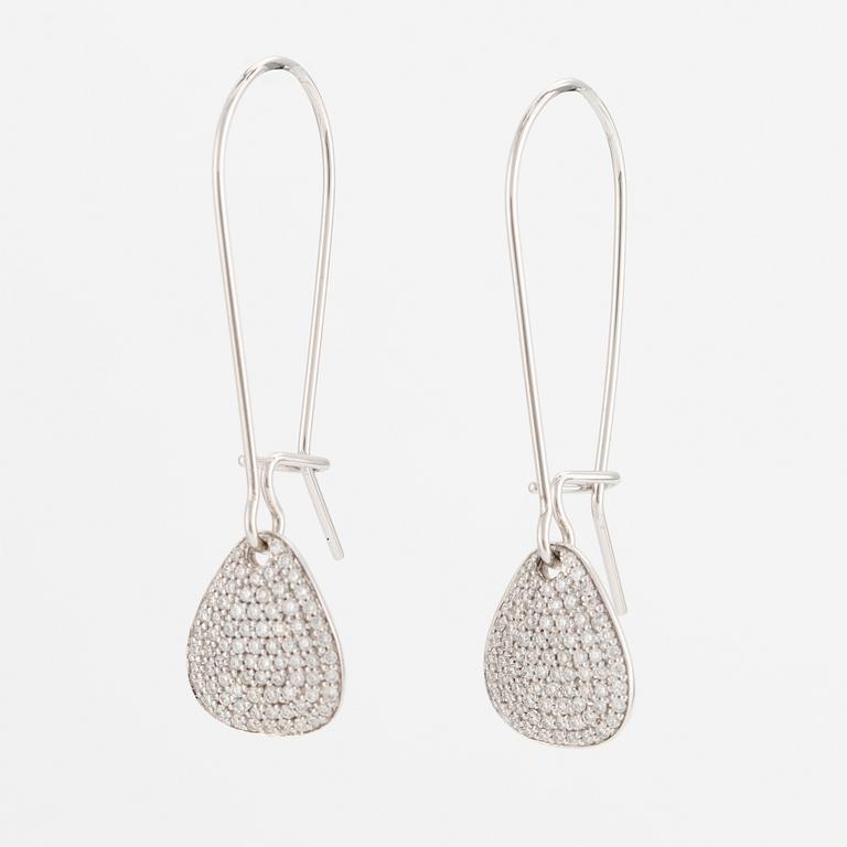 Efva Attling, örhängen, ett par, "Little Rose Petal & Stars Earrings", 18K vitguld med diamanter.