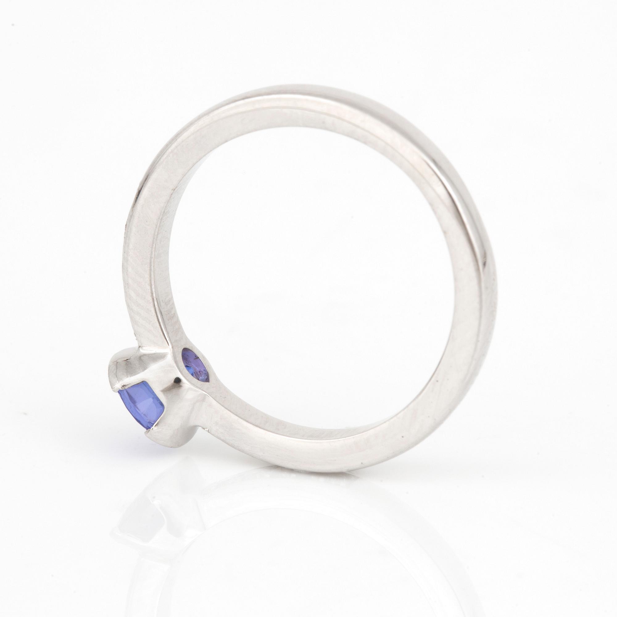 RING med blandslipad tanzanit och diamanter.