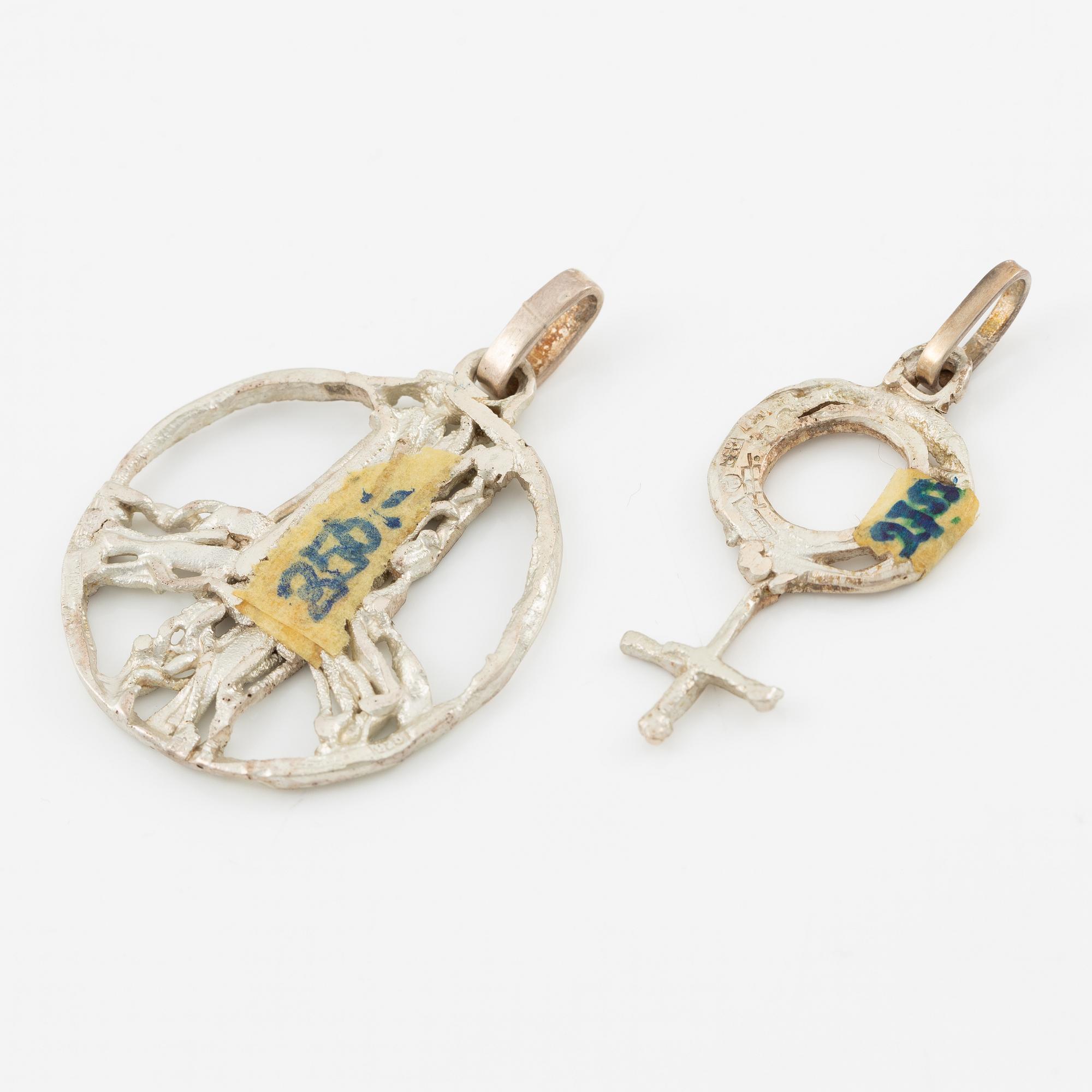 Lars Arby, ett armband och sex hängen samt en halsring, silver, med emalj.