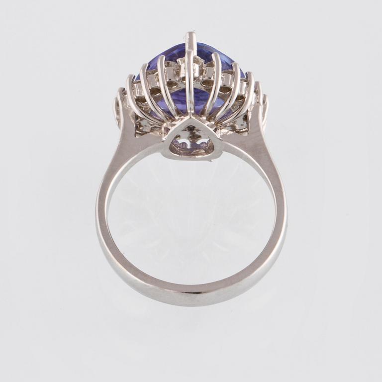 RING, 14K guld med fasettslipad tanzanit ca 3.84 ct samt briljantslipade diamanter ca 0.60 ct. Vikt 5,6 gram.