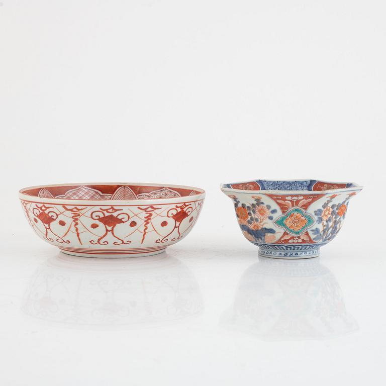 A group of two Japanese imari porcelain bowls and four dishes, Meiji period (1868-1912), part Kutani.