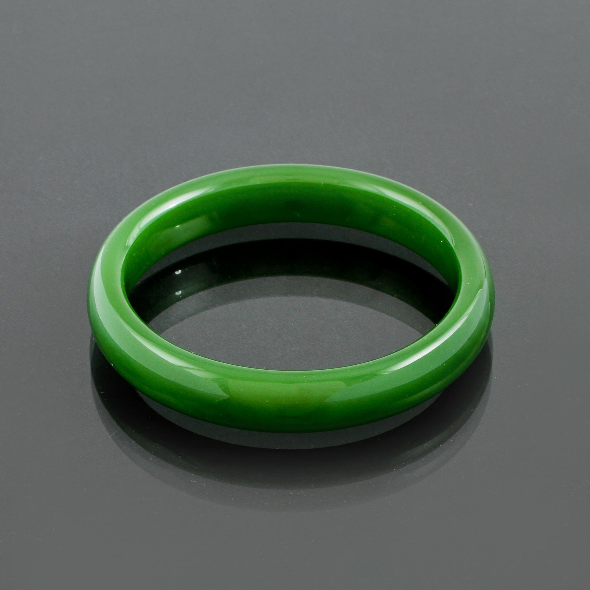 ARMRING, jade, nytillverkning. Vikt 52,7 g.