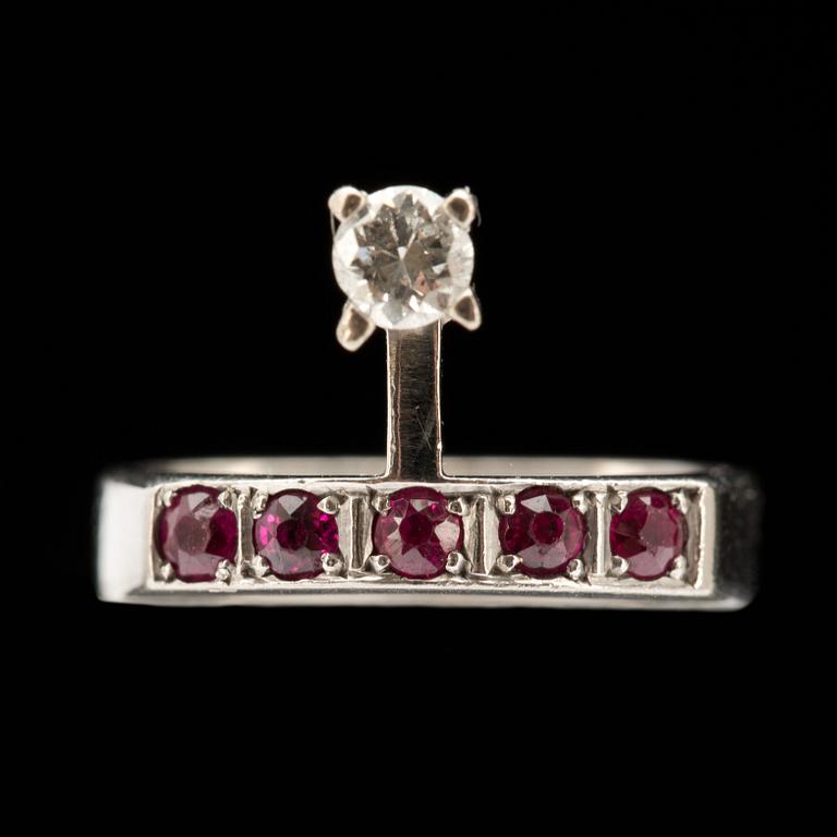 RING, 14 k vitguld med briljantslipad diamant ca 0,20 ct samt fem rubiner i alliansmodell. Vikt ca 6 g.