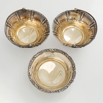 Maljoja, 3 kpl., hopeaa, Suomen Kultaseppä oy, Turku 1951 ja 1954.