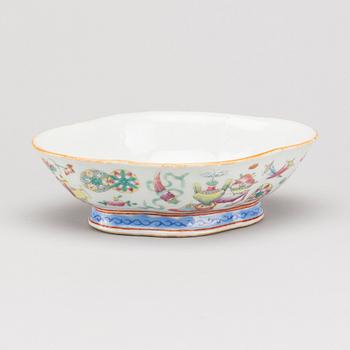 A CHINESE PORCELIAN BOWL, late Qing dynasty, circa 1900.