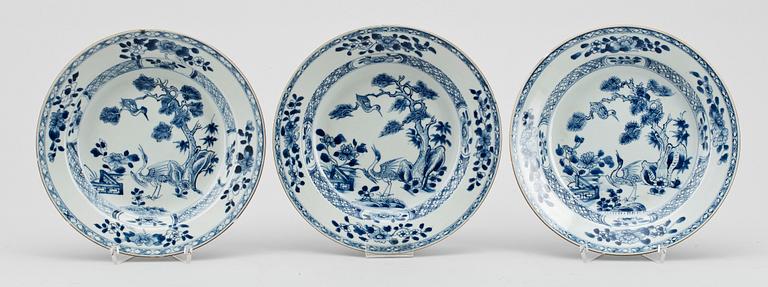 DJUPA TALLRIKAR, 3 st, porslin, Qianlong, Kina 1700-tal.