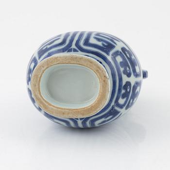 A blue and white chinese bronze shaped vase, 20th Century.