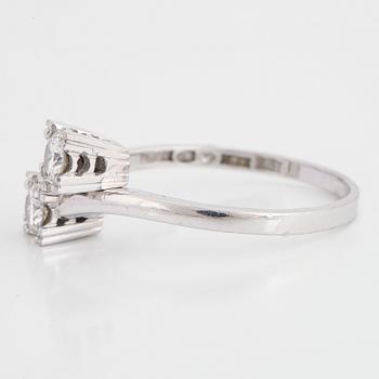 An 18K white gold ring set with round brilliant-cut diamonds.