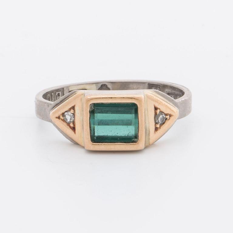2 RINGAR 18 K vitguld, 1 turmalin ca 5 x 6 mm samt 2 diamanter 8/8, 1 slät ring.