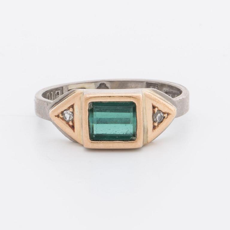 2 RINGS 18K whitegold, 1 tourmaline approx 5 x 6 mm and 2 single-cut diamonds, 1 wedding band.