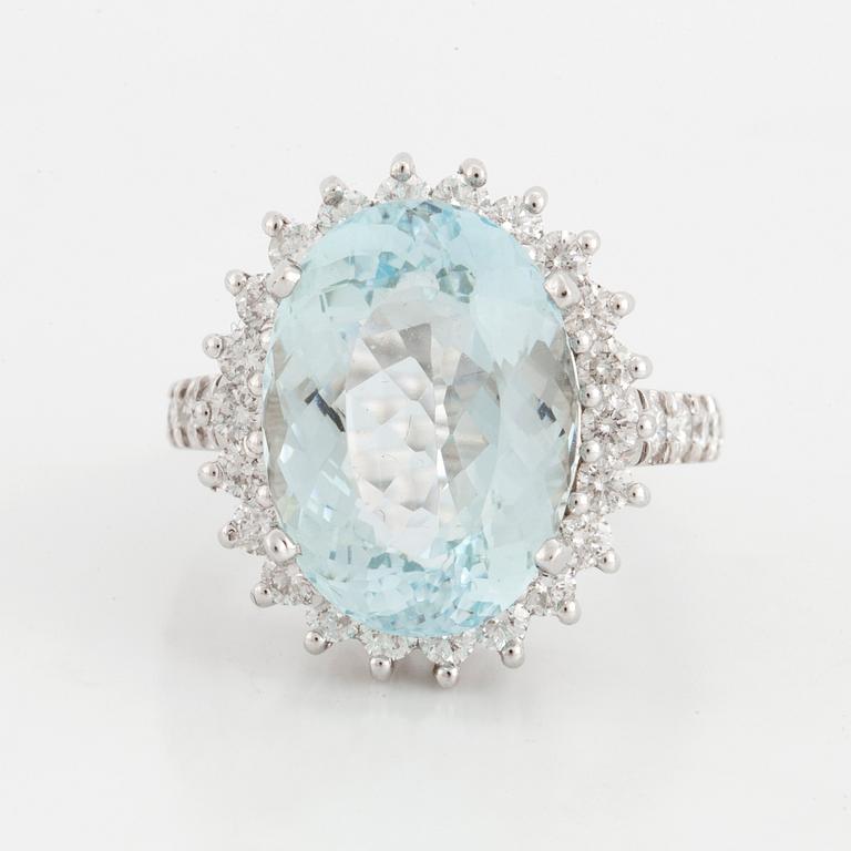 RING med akvamarin och briljantslipade diamanter.