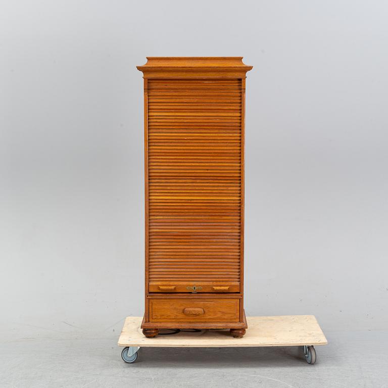 Arkivskåp med jalusi, 1900-talets första hälft.