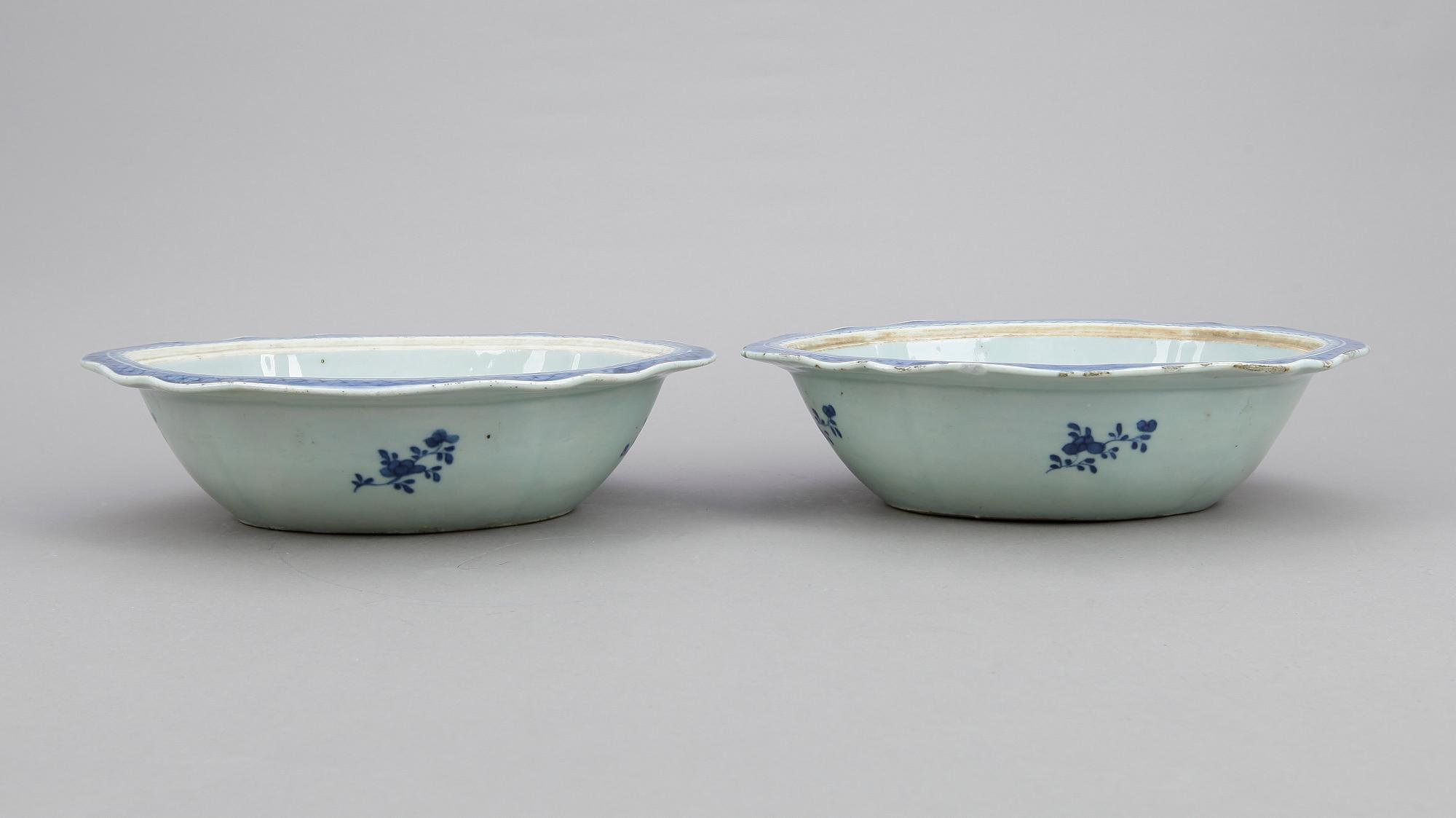 KAROTTER ETT PAR, & STEKFAT 2 st, porslin, Qingdynastin, Kina, 1700-tal till tidigt 1800-tal.