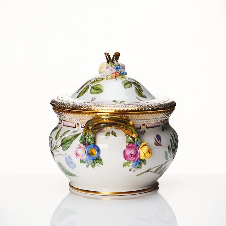 Terrin med lock, porslin. Royal Copenhagen, "Flora Danica", Danmark, 1900-tal.