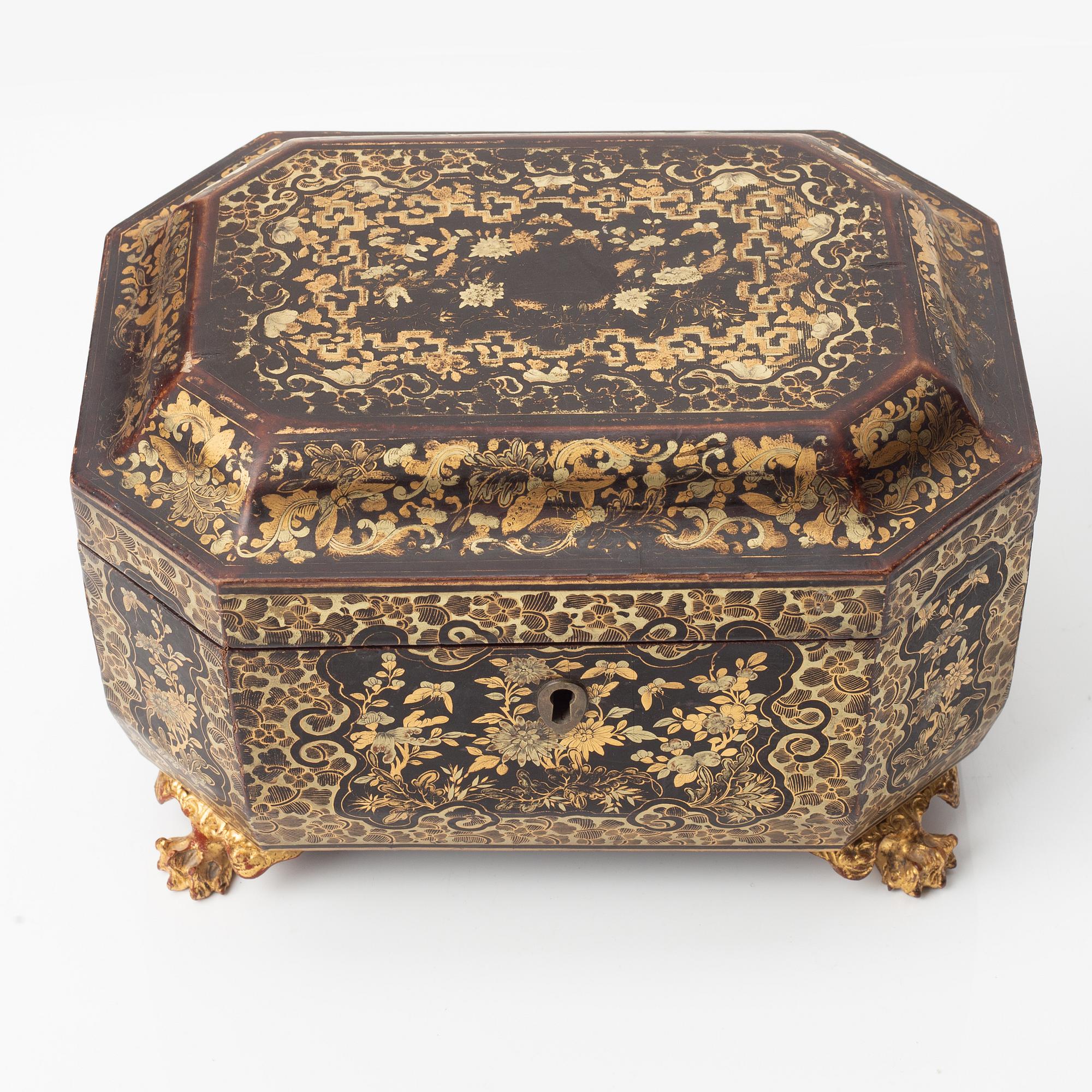 A lacquered box, China, 19th century.