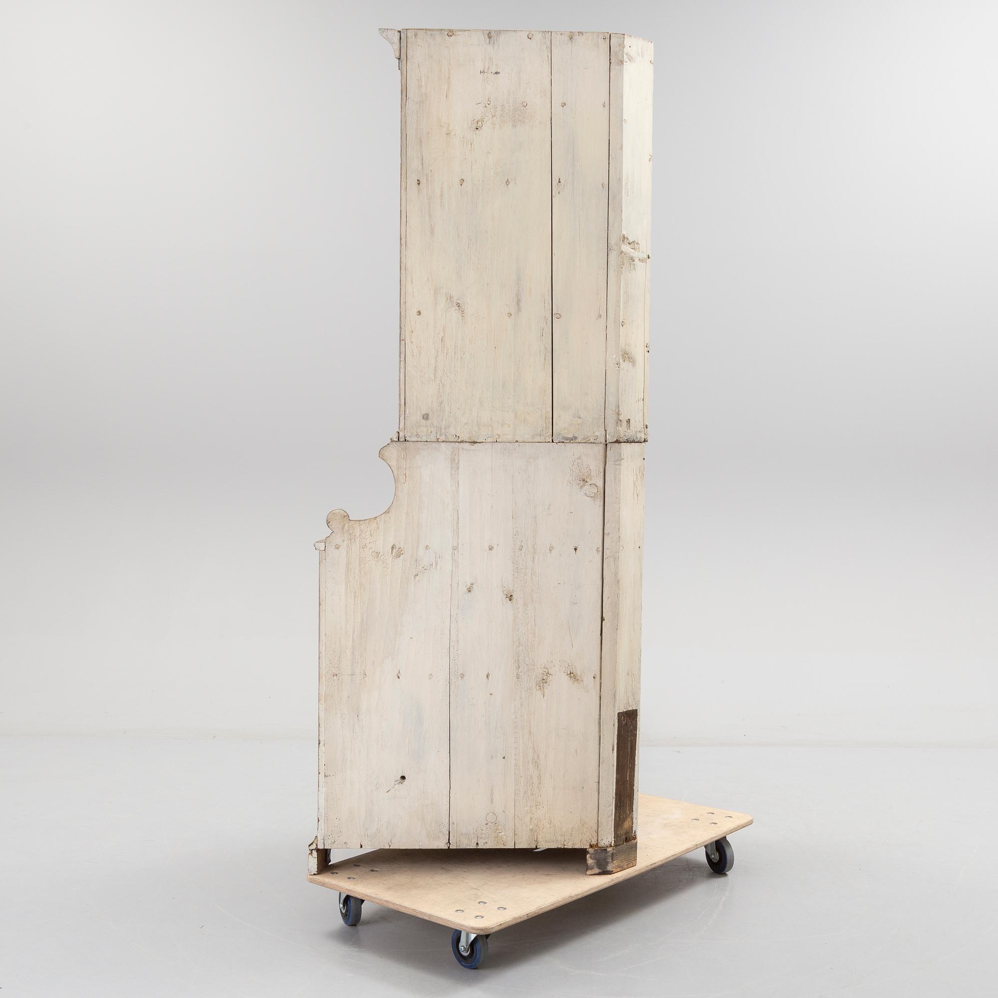 A late gustavian corner cabinet from around year 1800.