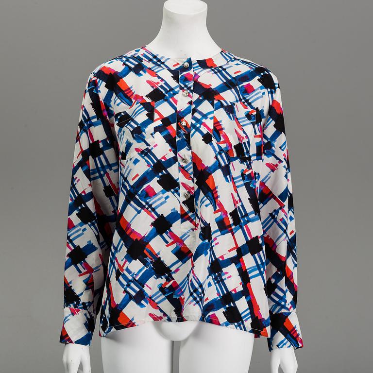 CHANEL, a silk blouse, size 40.