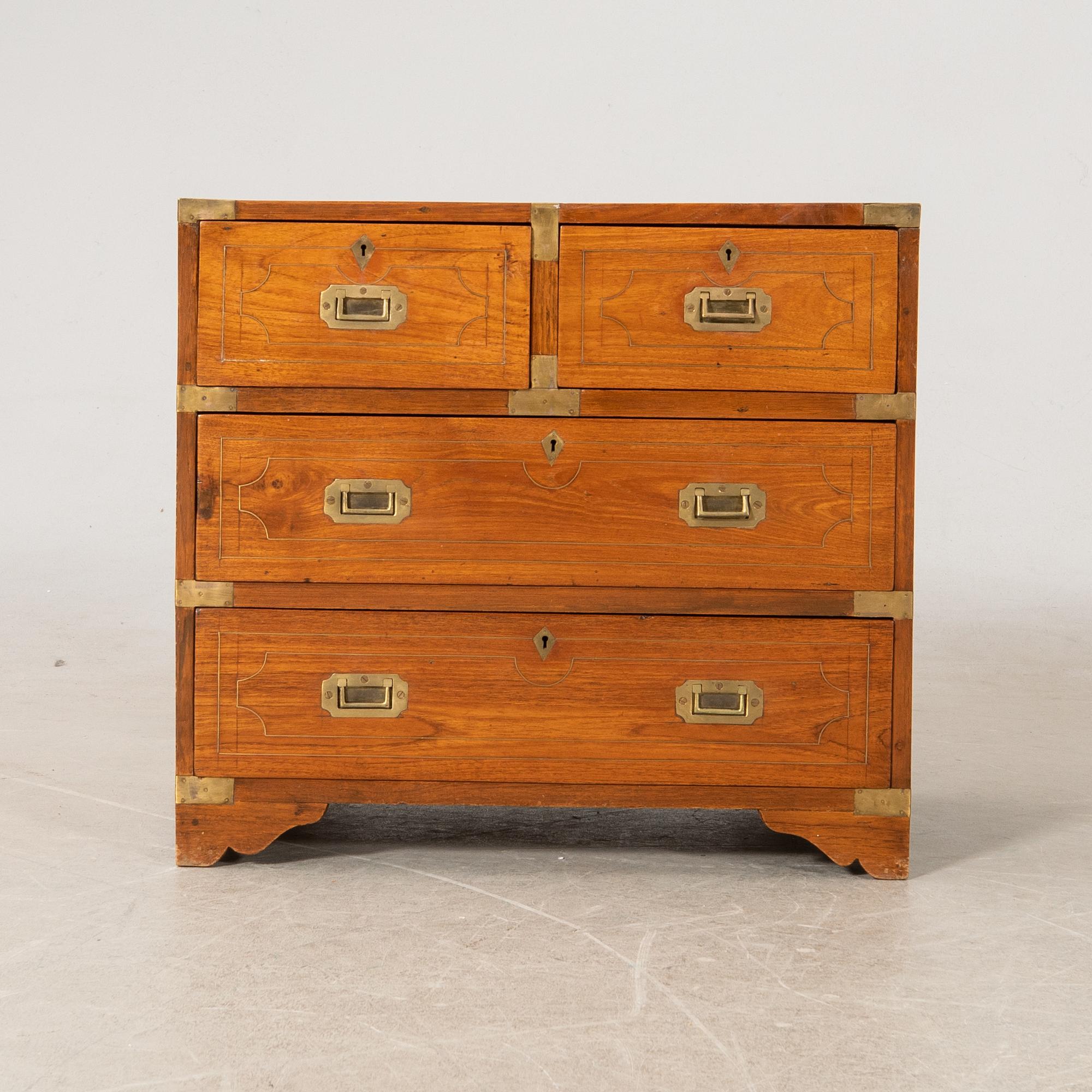 Byrå/sängbord, 1800-tal, England.