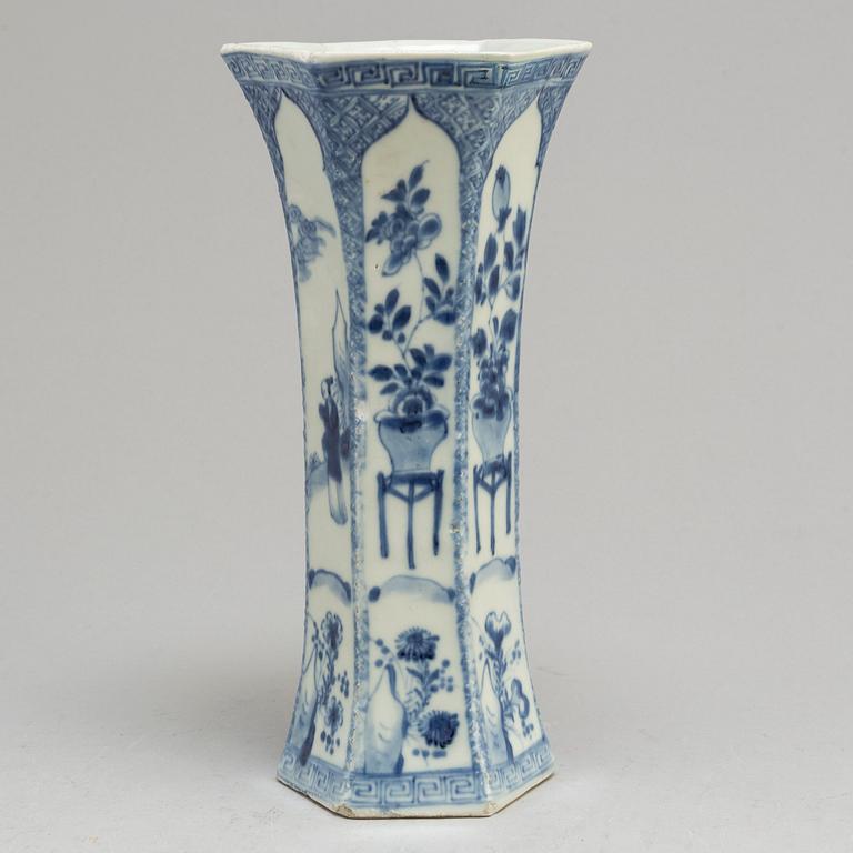 A blue and white transitional vase, 17th century.