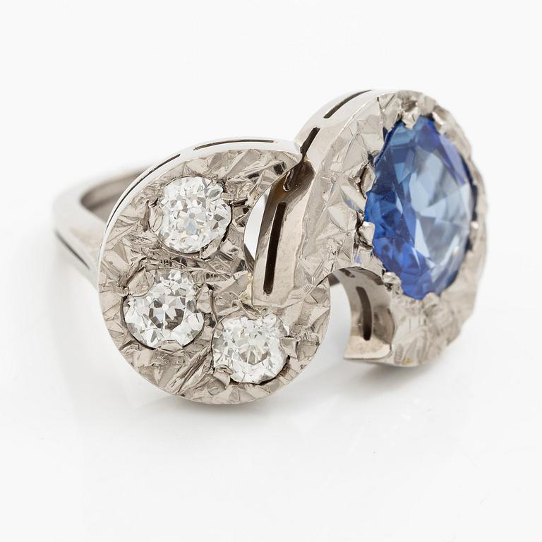 Ring 18K vitguld med en fasettslipad safir och gammalslipade diamanter.