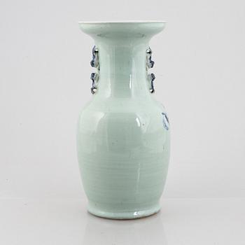 A Chinese porcelain vase, Qing dynasty, second half of the 20th Century.