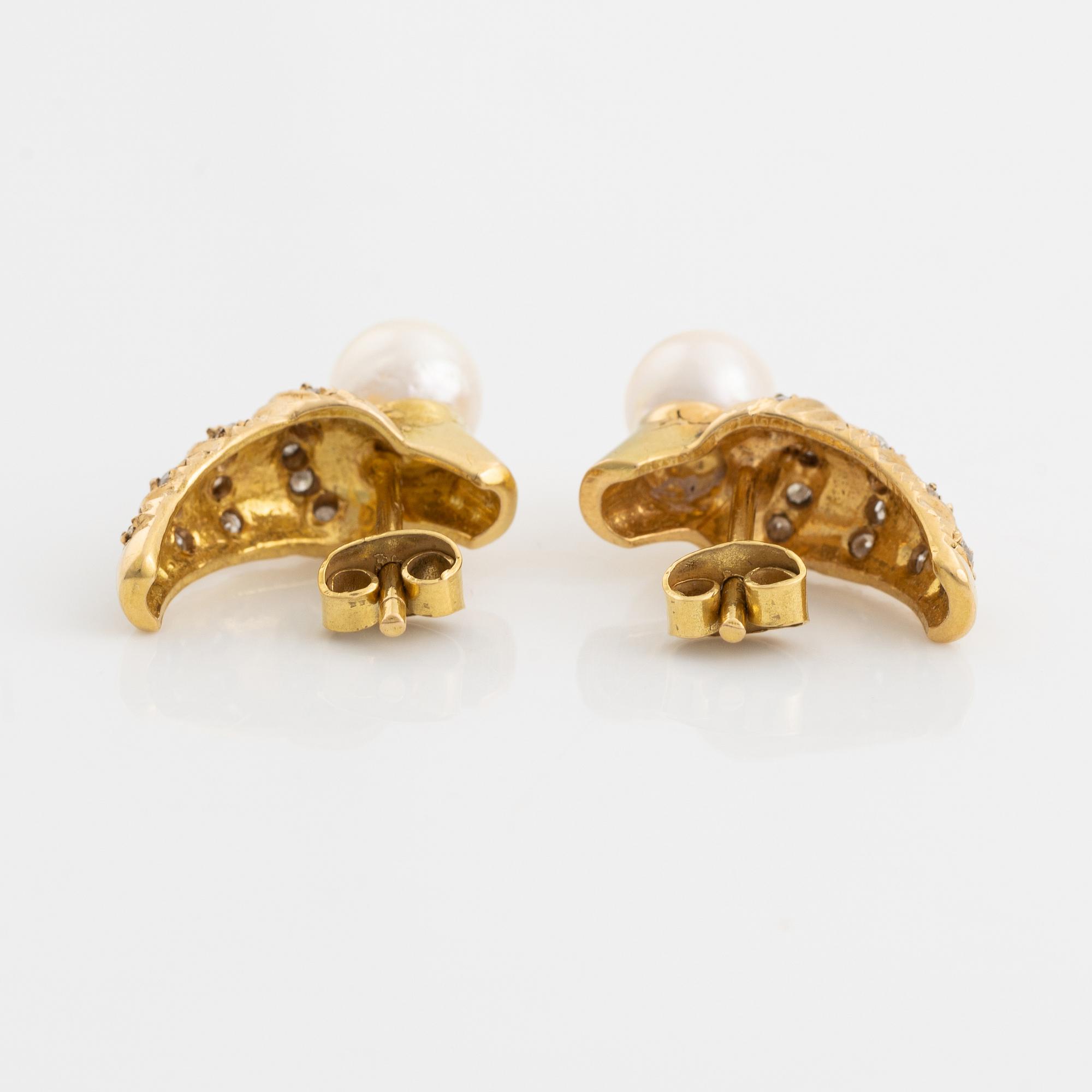 Ett par örhängen 18K guld med pärlor och runda briljantslipade diamanter.