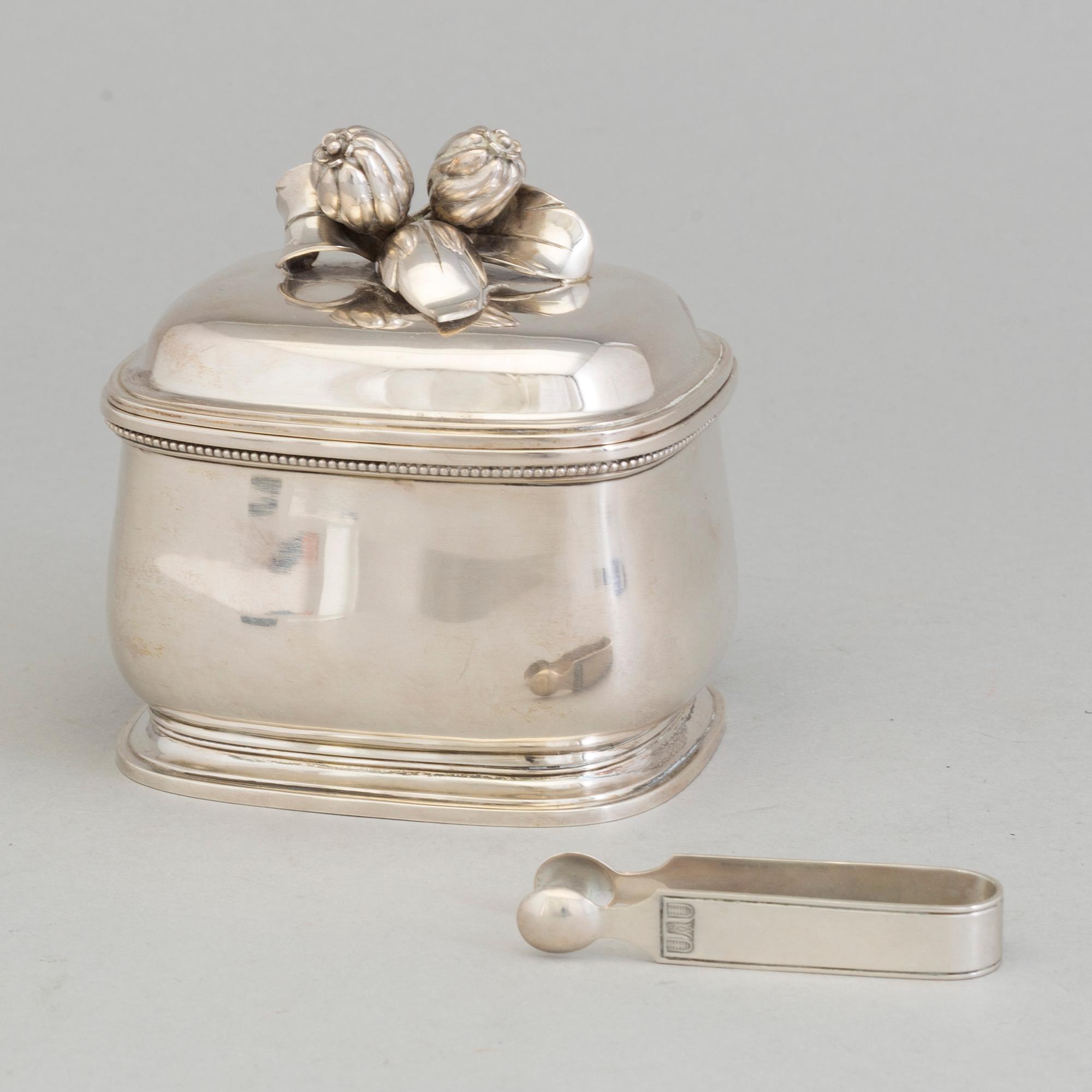 A sterlingsilver box and a sugar tong, Borgila, Stockholm 1952. Weight ca 425 grams.