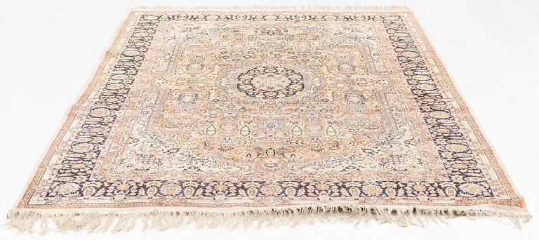 Matta, Kashmir, silke, ca 275 x 190 cm.