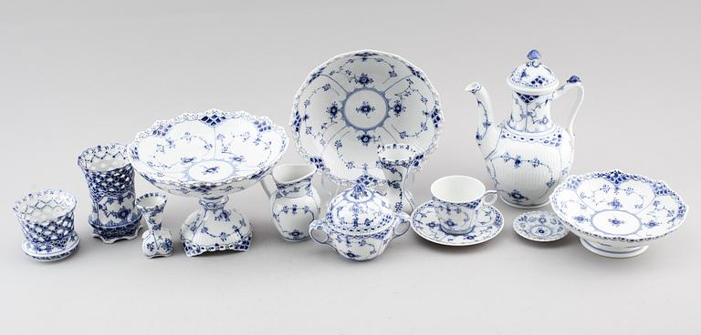 SEVISPORSLIN, 25 delar, porslin, "Musselmalet", Royal Copenhagen.