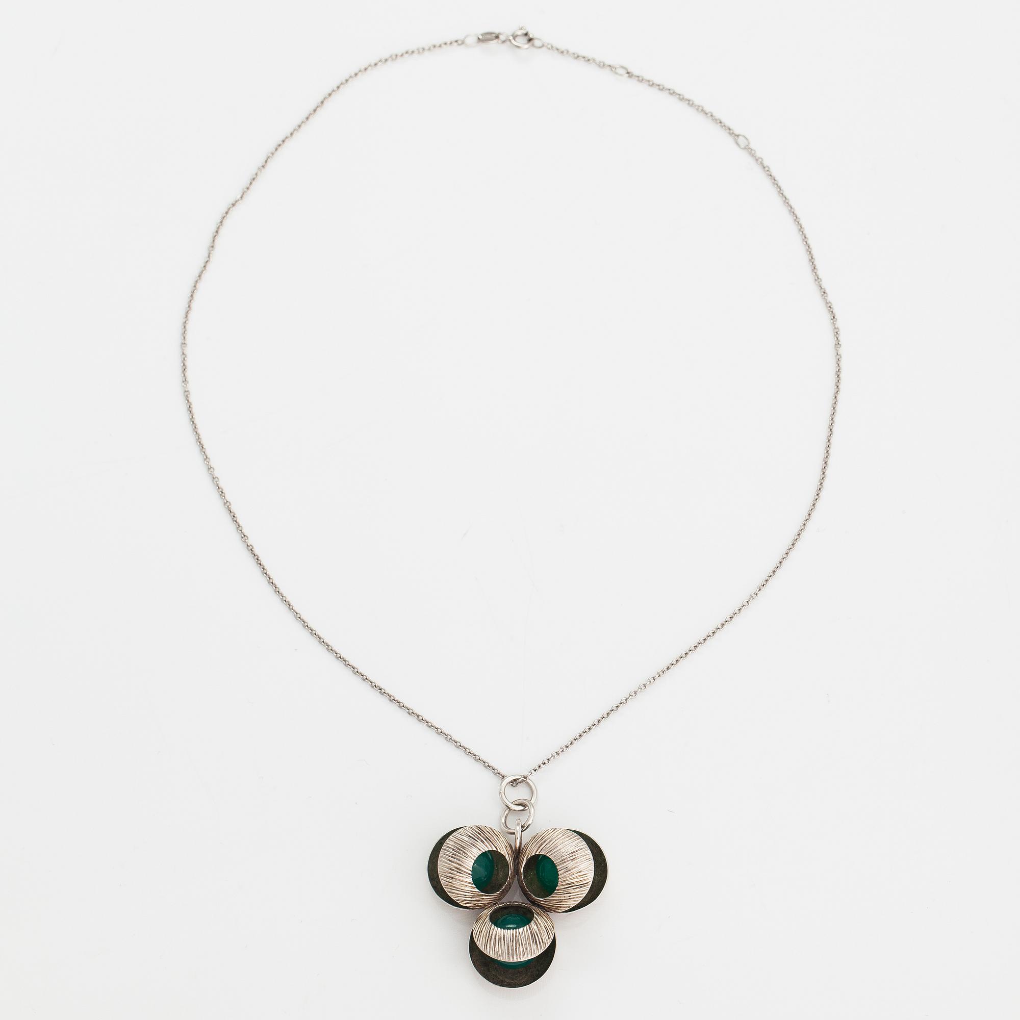 Elis Kauppi, Halsband,silver, kalcedoner. Kupittaan kulta, Åbo 1971.